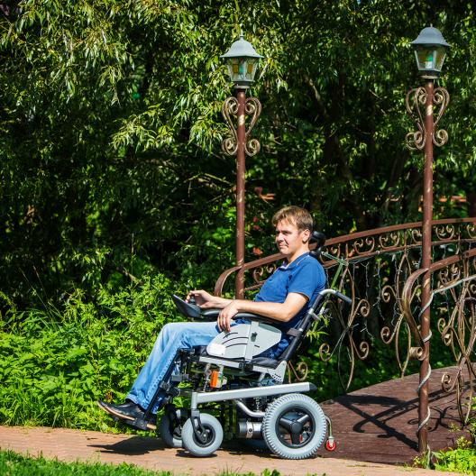 Кресло-коляска c электроприводом для инвалидов Армед FS123GC-43 3