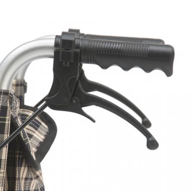 Кресло-каталка для инвалидов Армед FS804LABJ. Удобство для сопровождающего