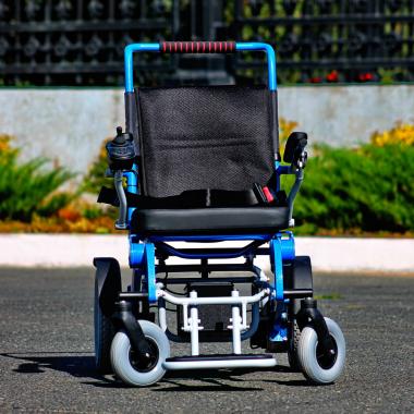 Кресло-коляска c электроприводом для инвалидов Меркурий Пони-130. Компактность