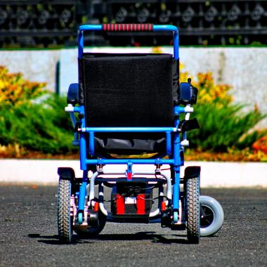 Кресло-коляска c электроприводом для инвалидов Меркурий Пони-130. Преодоление препятствий
